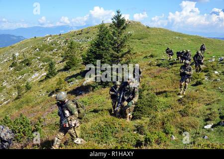 Soldaten aus der slowenischen Streitkräfte, Großbritannien und den USA 1-157 Infanterie, Colorado Army National Guard, führt eine Übung mit der einsetzbaren Mess System Europa (DISE) Der 7th Army Training Befehl Training Support Division Expeditionary während des Triglav Star IV Übung, Bohinisja Bela, Slowenien, Sept. 19, 2018. Übung Triglav Star IV ist eine jährliche multi-nationalen Berg Kriegsführung Übung von der slowenischen Streitkräfte in Bohinjska Bela, Slowenien gehostet und ist eine intensive, zwei Wochen taktische Übung, in der Soldaten aus Großbritannien, und Th Stockfoto