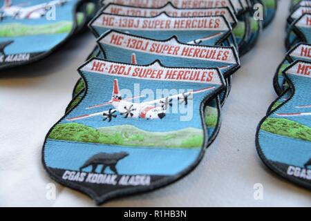 Coast Guard Air Station Kodiak HC-130J Super Hercules Patches sind für Coast Guard Flieger während ein offenes Haus, das mit der offiziellen Begrüßung des Flugzeugs zu Air Station Kodiak, Alaska, Sept. 20, 2018. Der erste Super Hercules Flugzeuge im August kamen und vier weitere sind geplant in Kodiak innerhalb des nächsten Jahres zu kommen. Stockfoto