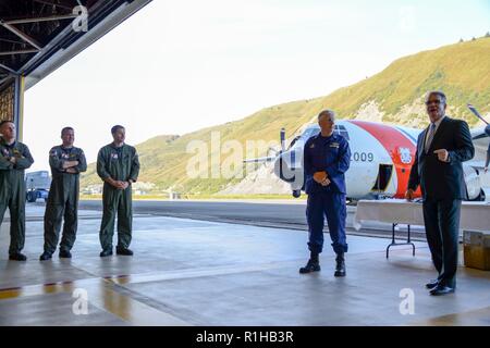 Larry Gallogly, Lockheed Martin, Business Development Director von Luft Mobilität und maritime Missionen, spricht zu einer Gruppe von Air Station Kodiak Flieger während einer Open House bei Air Station Kodiak, Alaska, Sept. 20, 2018. Lockheed Martin Vertreter kamen zu Kodiak auf die erste Küstenwache HC-130J Super Hercules Flugzeuge in Kodiak stationiert zu werden offiziell willkommen. Stockfoto