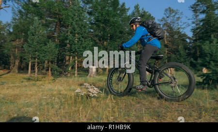 Fat bike auch fatbike oder Fat Tire Bike im Sommer Reiten im Wald. Stockfoto