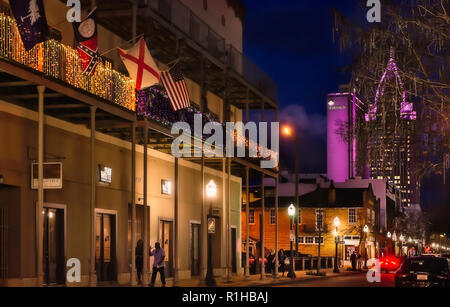 Ein Balkon ist für Mardi Gras, 14. Januar 2017, auf Dauphin Street in der Innenstadt von Mobile, Alabama eingerichtet. Stockfoto