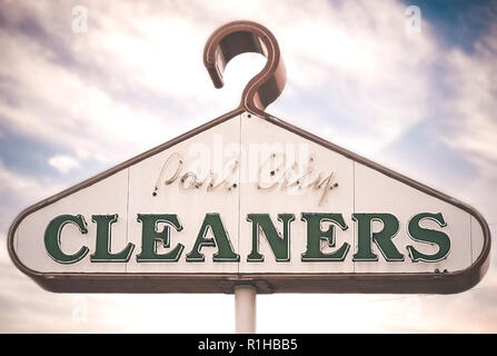 Retro Zeichen wie ein Kleiderbügel geformte wirbt Hafenstadt Reiniger auf dem Highway 90, Juli 10, 2016 in Mobile, Alabama. Stockfoto