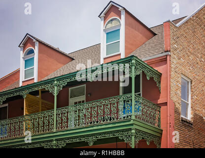 Ein schmiedeeisernes Geländer schmückt den oberen Balkon von NoJa, ein Restaurant in der Innenstadt von Mobile, Alabama, Aug 9, 2017. Stockfoto