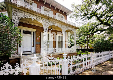 Italienischer spitze Gusseisen Zaun und Veranda Geländer macht einen einladenden Eingang in die Richards DAR-Haus, 12.08.24, 2017 in Mobile, Alabama. Stockfoto