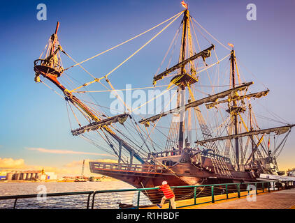 Ein kleiner Junge schaut auf El Galeon Andalucia, 27. November 2015 in Mobile, Alabama. Stockfoto