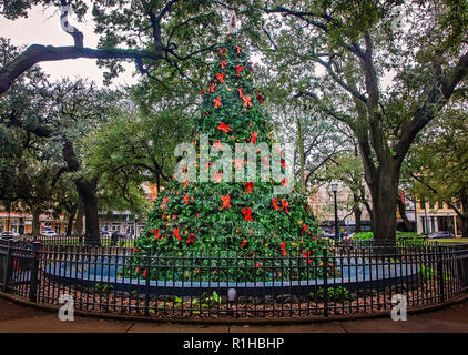 Ein Weihnachtsbaum ersetzt die Bienville Square Brunnen während der Weihnachtszeit, Dezember 18, 2017 in Mobile, Alabama. Stockfoto