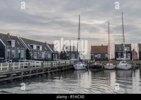 Wunderschöne Aussicht auf kleines Haus mit Boote auf einem kleinen Dock geparkt Stockfoto