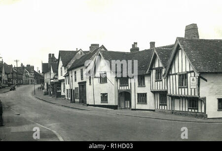 Levernham Sudbury, Suffolk 1947. Lavenham ist ein Dorf, Gemeinde und Wahlen Gemeinde in Suffolk, England. Es ist für seine Guildhall, kleine Halle, 15. Jahrhundert, Kirche, Fachwerkhäuser mittelalterlichen Cottages und Rundwanderungen festgestellt. In der mittelalterlichen Periode gehört es zu den 20 reichsten Siedlungen in England war.[2] Heute ist es ein beliebtes Ausflugsziel für Menschen aus dem ganzen Land zusammen mit einem anderen historischen wolle Ort in der Umgebung, Long Melford. Stockfoto