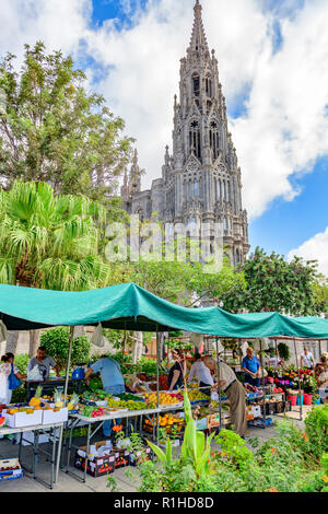 Frische Obst und Gemüse zum Verkauf vor der gotischen Pfarrkirche Turm von San Juan Bautista, Arucas Gran Canaria Stockfoto