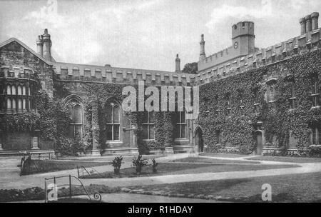 Oxford Balliol Collage Balliol College ist eines der konstituierenden Colleges der Universität von Oxford in England. Eines der ältesten Colleges von Oxford, [4] Es in rund 1263 von John Ich de Balliol, ein reicher Gutsbesitzer von Barnard's Castle in der Grafschaft Durham, die die Stiftung und die Stiftung für die Hochschule zur Verfügung gestellt.[5] Wenn de Balliol starb in 1269 seine Witwe, Dervorguilla, eine Frau, deren Reichtum weit übertroffen, die von ihrem Ehemann, seine Arbeit bei der Einrichtung der Hochschule fortgesetzt gegründet wurde, stellt eine weitere Stiftung, und schreiben die Statuten. Sie gilt als Mitbegründer der Hochschule Stockfoto