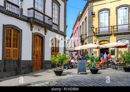 Die Menschen Essen und Trinken in einer lokalen Bar/Cafe, Uhr Straße, Arucas auf Gran Canaria. Stockfoto