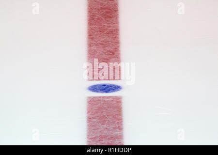 Face off blauen Fleck mit roten Linie auf Hockey Rink Stockfoto