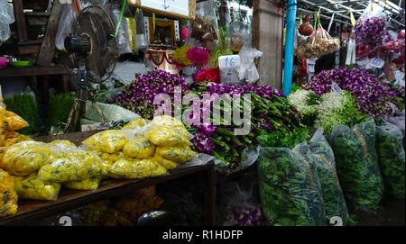 Verschiedene Blumen in Kunststoff in einer Halle in den Abend in Bangkok gewickelt Stockfoto