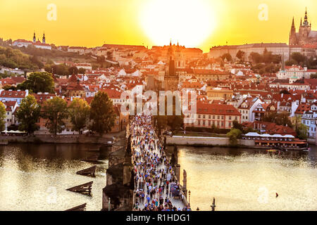 Blick auf die Karlsbrücke und die Prager Sehenswürdigkeiten bei Sonnenuntergang Stockfoto