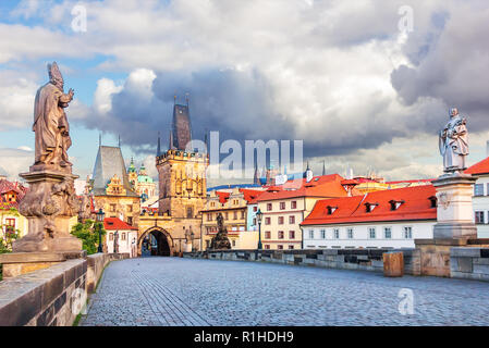 Die Karlsbrücke mit Statuen des Heiligen Augustinus von Hippo und hl. Philippus Benitius, Kleinseite von Prag Stockfoto