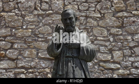 Eine Statue von San Pio vor einer Fassade aus Stein in Palermo in Sizilien Stockfoto