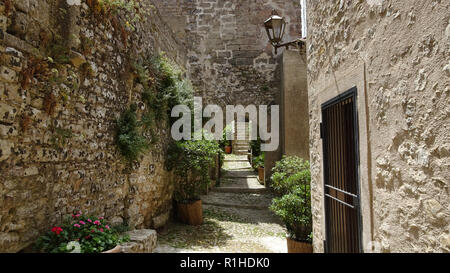 Schmalen Pfad zwischen hohen Steinmauern und Häuser aus Stein Häuser in Italien in Sizilien Stockfoto