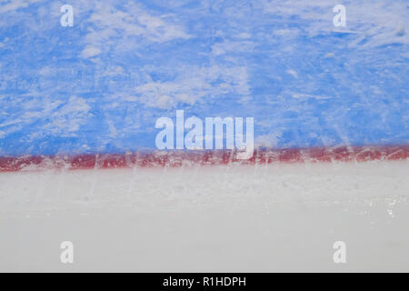 Rot Ziel linie auf Eis hockey Rink. Winter Sport Stockfoto