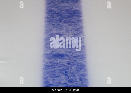 Eis Hintergrund mit Markierungen von Schlittschuhlaufen und Eishockey, blaue Textur Stockfoto