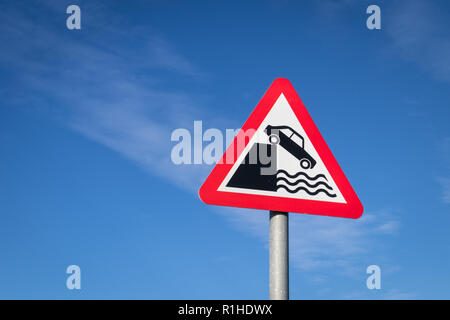 Straßenverkehrsordnung rotes Dreieck Schild im Vereinigten Königreich Autofahrer rechtzeitig über die Gefahr eines Kai oder Fluss. Stockfoto