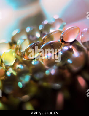 Close-up gel Kapseln und Glas Wasser. Stockfoto