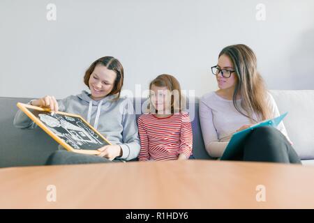 Kind professionellen Psychologen arbeiten mit Familie, zwei Schwestern im Büro. Stockfoto