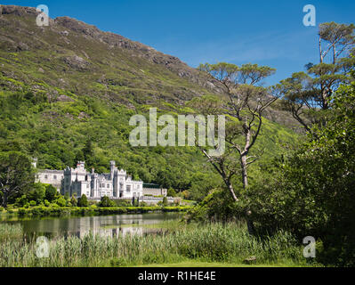 Anzeigen von Kylemore Abbey in Irland mit Reflexion im Wasser und Berg im Hintergrund Stockfoto