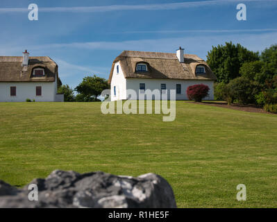 Zwei neue traditionelle Häuser mit Schilf Dach in Irland Stockfoto