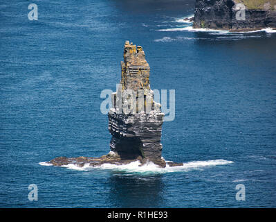 Standing Rock im Atlantischen Ozean in der Nähe von Irland an den Klippen von Moher Stockfoto