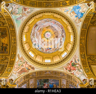 Dome in der Basilika von Sant'Andrea Della Valle, mit dem Fresko "Die Himmelfahrt Mariens in die Herrlichkeit des Paradieses' von Giovanni Lanfranco. Rom Stockfoto
