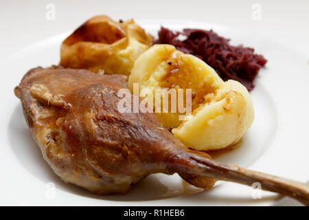 Gans drumstick mit Knödel ein rotkohl Stockfoto