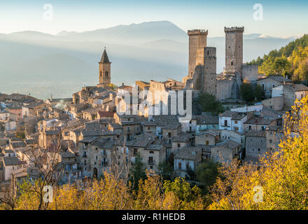 Pacentro in einem späten Herbst Nachmittag, mittelalterliches Dorf in der Provinz L'Aquila, Abruzzen, Italien. Stockfoto