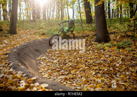 Foto von Sport Mann reiten auf Sport Fahrrad durch Herbst Wald.. Lensflare Effekt. Stockfoto