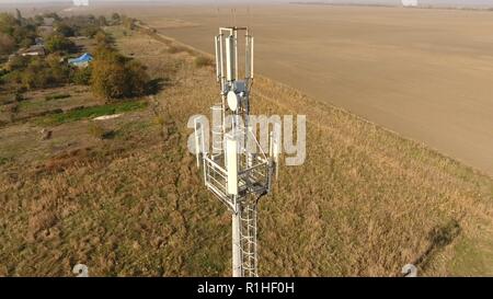 Ausrüstung für den Relay von Mobilfunk und mobile Signal. Funkmast. Stockfoto