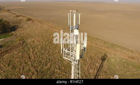 Ausrüstung für den Relay von Mobilfunk und mobile Signal. Funkmast. Stockfoto