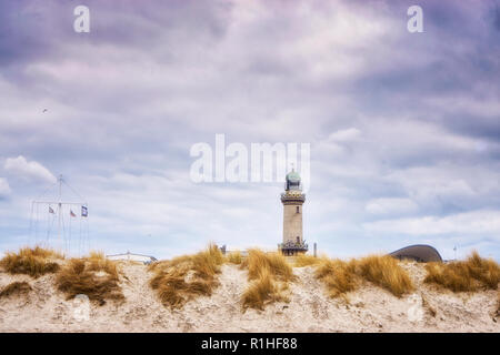 Leuchtturm hinter den Dünen in Warnemünde. Stockfoto