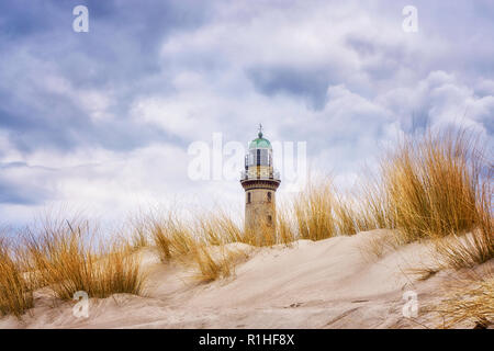 Dünen von Warnemünde mit Leuchtturm. Stockfoto