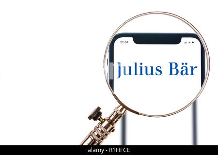SOLOTHURN, SCHWEIZ - 12. NOVEMBER 2018: Julius Bär Logo auf einem modernen Smartphone angezeigt Stockfoto
