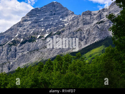 Gipfel, Täler, Wiesen und andere Landschaft in den Rocky Mountains von Kanada Stockfoto