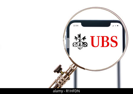 SOLOTHURN, SCHWEIZ - 12. NOVEMBER 2018: UBS-Logo auf einem modernen Smartphone angezeigt Stockfoto