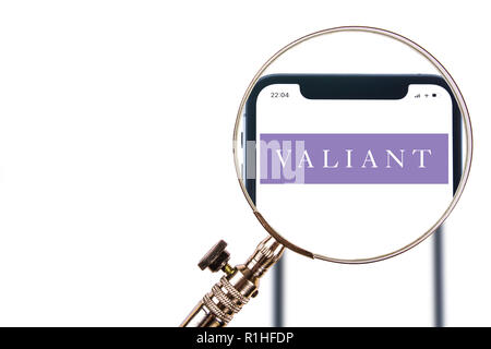 SOLOTHURN, SCHWEIZ - 12. NOVEMBER 2018: Valiant Bank Logo auf einem modernen Smartphone angezeigt Stockfoto