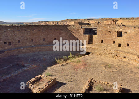 64' Durchmesser großen kiva, Casa Rinconada, Chaco Canyon, Chaco Culture National Historical Park, New Mexico, USA 180926 69571 Stockfoto