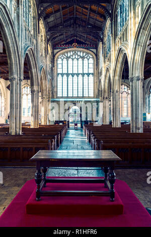 Der Gang der Thomaskirche Salisbury Großbritannien Blick vom Altar zu Haupteingang Stockfoto