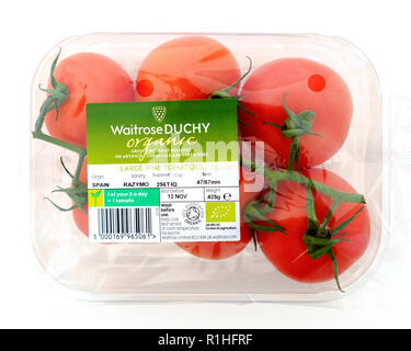 Strauchtomaten in Zellophan Verpackung mit Informationen Label auf weißem Hintergrund Stockfoto