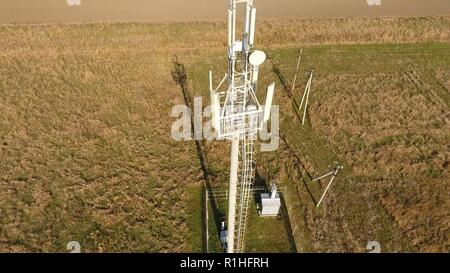 Ausrüstung für den Relay von Mobilfunk und mobile Signal. Funkmast. Stockfoto