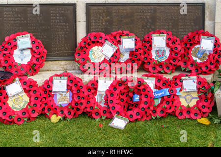 Poppy Kränze am Kriegerdenkmal in Guildhall Square Salisbury Großbritannien platziert Stockfoto