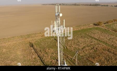 Ausrüstung für den Relay von Mobilfunk und mobile Signal. Funkmast. Stockfoto