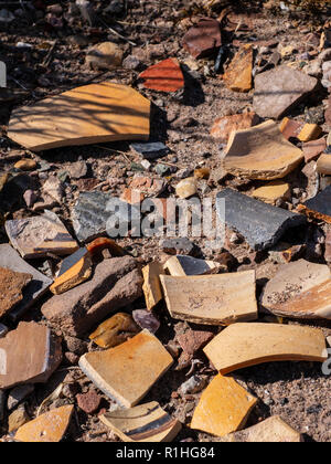 Keramikfragmente, Homolovi II-Seite, Homolovi Ruins State Park, Winslow, Arizona. Stockfoto