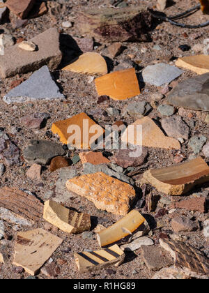 Keramikfragmente, Homolovi II-Seite, Homolovi Ruins State Park, Winslow, Arizona. Stockfoto