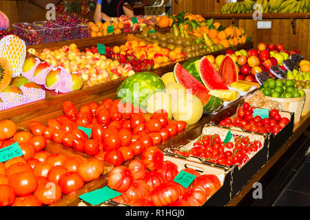 Mit frischen Ernte von Birnen, Äpfel, Melonen, Tomaten, Zitronen, Trauben, Orangen, Basketsful kiwiis in einem obstmarkt. Ernährung und Gesundheit anhand von quantitativen Simulatio Stockfoto